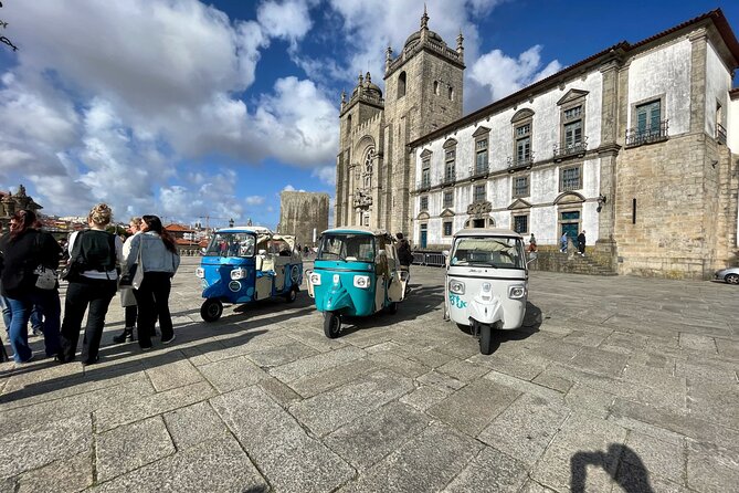 3h30 tour in Porto by Tuk Tuk - Stop 5: Igreja do Carmo and Carmelitas churches
