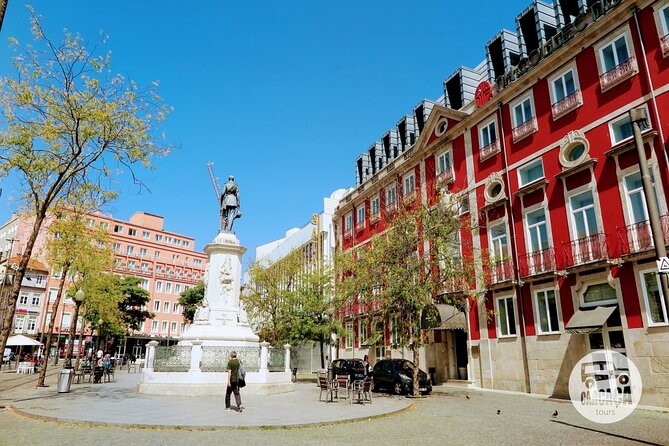 4-hour sightseeing tour in Porto - Igreja do Carmo and the Casa Escondida: Baroque With a Quirky Twist