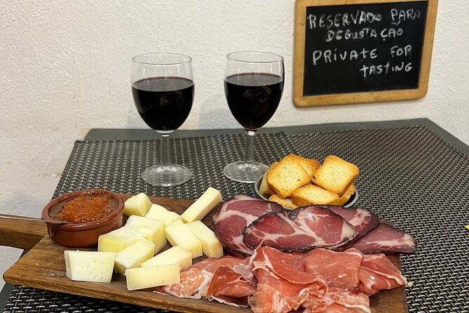 Authentic Port Wine Tasting & Douro River Cruise in Porto - Getting started at Quevedo Lodge in Vila Nova de Gaia