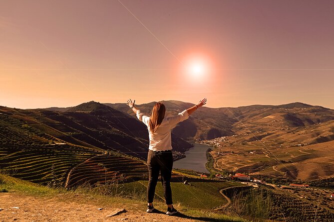 DOURO TOURS - Premium Tour - Miradouro time in Pinhão: the views are the payoff
