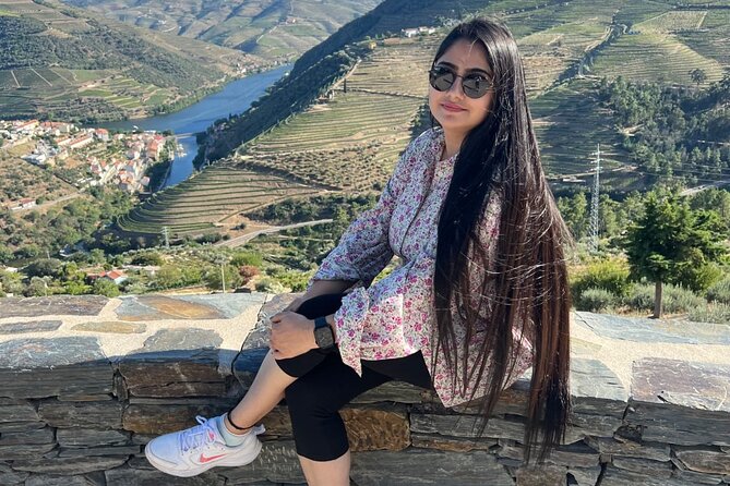 Douro Valley Luxury Wine Tour: 3 Estates, Cruise & Gourmet Dining - Stop 4: Dois Lagares House—winemakers guide the tastings