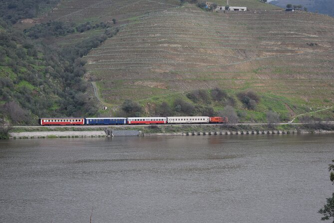 Douro Valley Tour with Train and Vinho Verde - Pinhão: short stop, big positioning in the Douro Demarcated Region