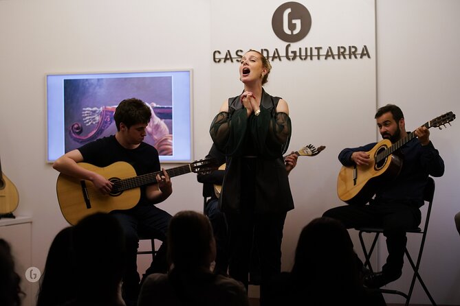 Fado by Casa da Guitarra - Port wine during the break: more than a free sip
