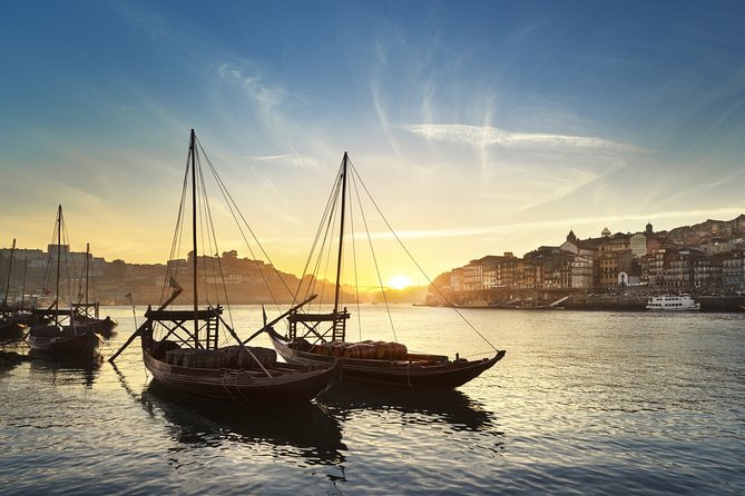 Fado Dinner Show and Night Lights Tour in Porto - The surprise treat: a small moment that sells the night