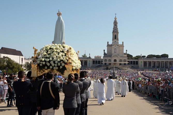 FÁTIMA Private Shrine and Pastorinhos Tour from Porto - Basilica of the Holy Trinity: a modern counterpart with big capacity