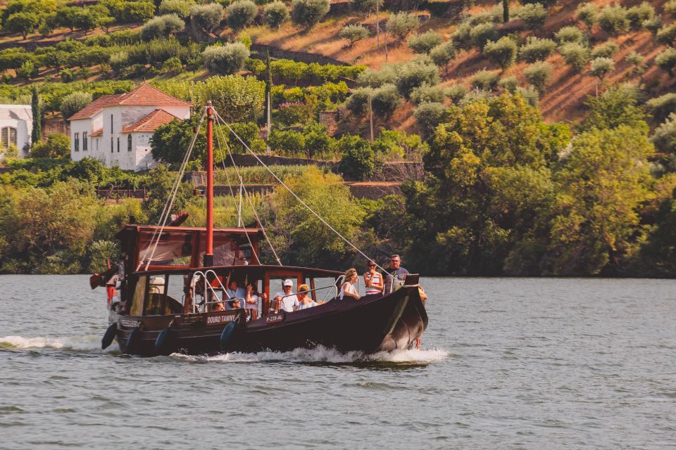 From Pinhão: Douro Valley Rabelo Boat Tour with Audio Guide - Quinta das Tecedeiras and Quinta das Carvalhas: the passing-title sequence
