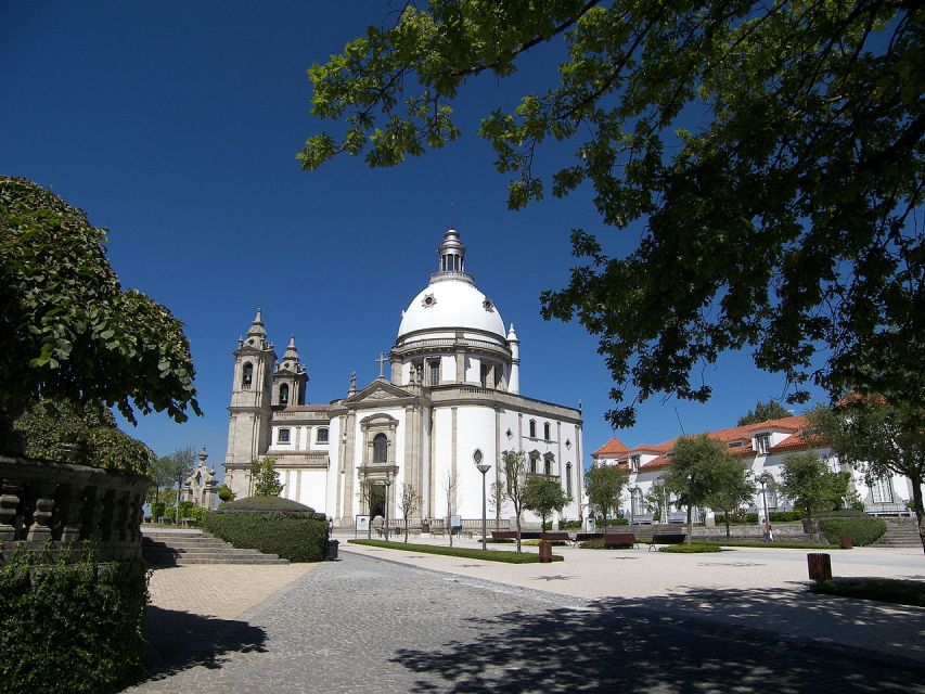 From Porto: Braga and Guimarães Full-Day Trip with Lunch - Minho lunch with Vinho Verde: the part you’ll actually remember