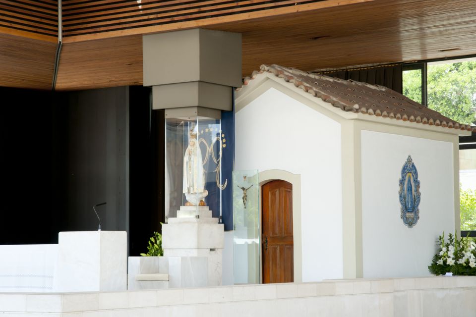 From Porto: Fatima and Miracle of Santarem Private Day Tour - Inside the Basilica and the major Fátima stops