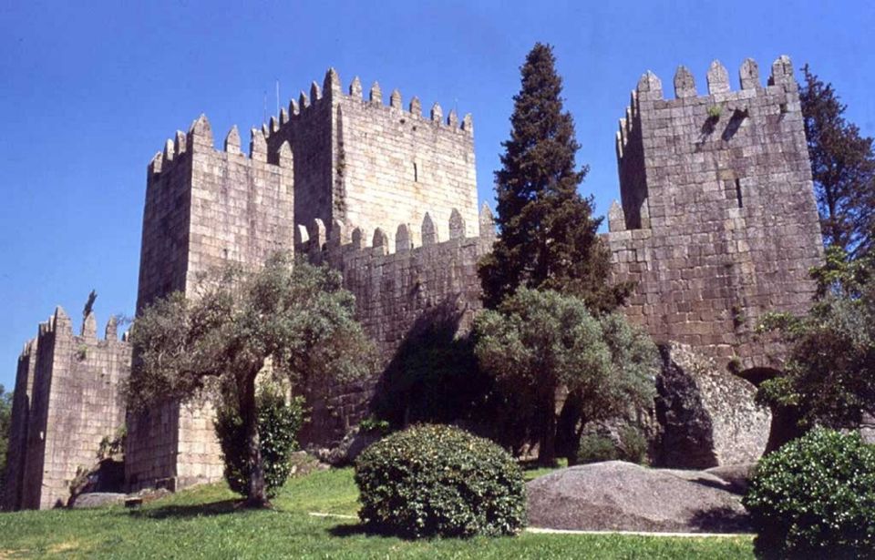 Guimarães Tour(4Hours): From Oporto;City Tour- Half Day Trip - Guimarães Castle and the Portugal-origin vibe