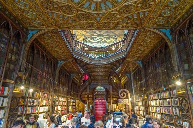 Harry Potter and Lello Bookshop Tour : Highlights and Hidden Gems - The Gryfinndor fountain and the “locals notice this” payoff