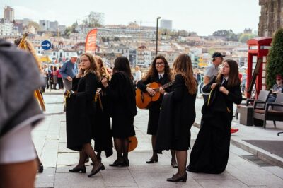 Highlights & Hidden Gems of a Harry Potter Tour - Meeting at Praça de Almeida Garrett and the 3-hour pace