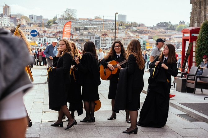 Highlights & Hidden Gems of a Harry Potter Tour - Meeting at Praça de Almeida Garrett and the 3-hour pace