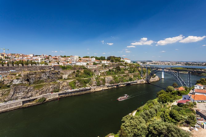 Magictrain e Cruzeiro das 6 pontes - From Cathedral Area To Clérigos Tower: What You Actually See On The Train