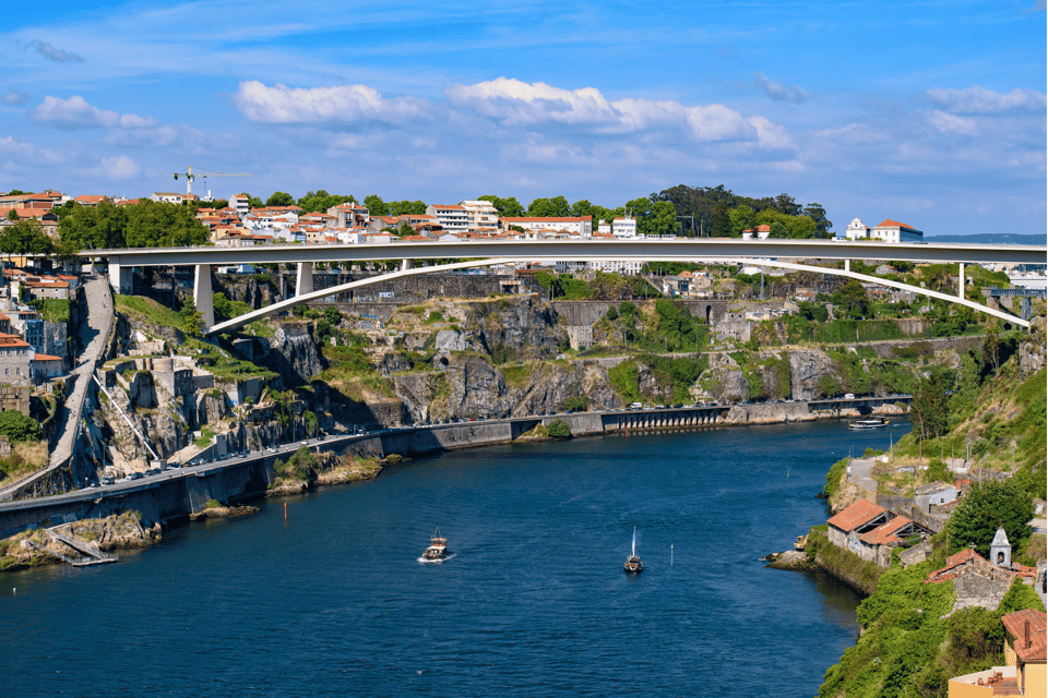 Oporto Tuk Tuk Tour: Among bridges and mysteries - 1.30h - The guide experience: stories, language choice, and the human touch