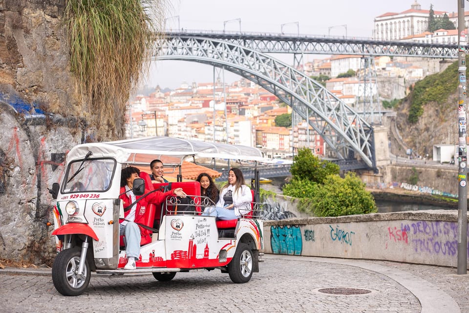 Oporto Tuk Tuk Tour: Among bridges and mysteries - 1.30h - Meeting at the statue of Vímara Peres (and what to look for)