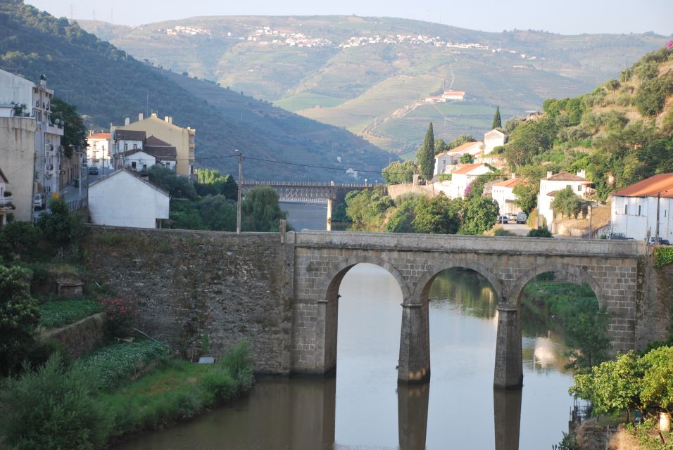 Pinhão: Douro Valley Rabelo Boat Tour and Kayak Experience - No kayak guide with you: freedom comes with responsibility