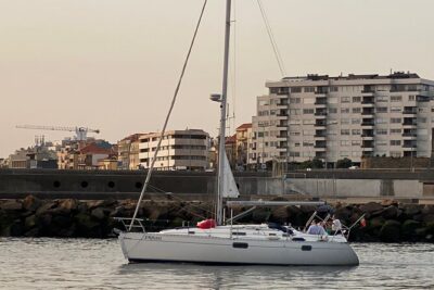 Port : Douro River Cruise (2 h) – Wine & Scenic Views - Sailing under Porto’s 1963 bridge: the fast route to big views