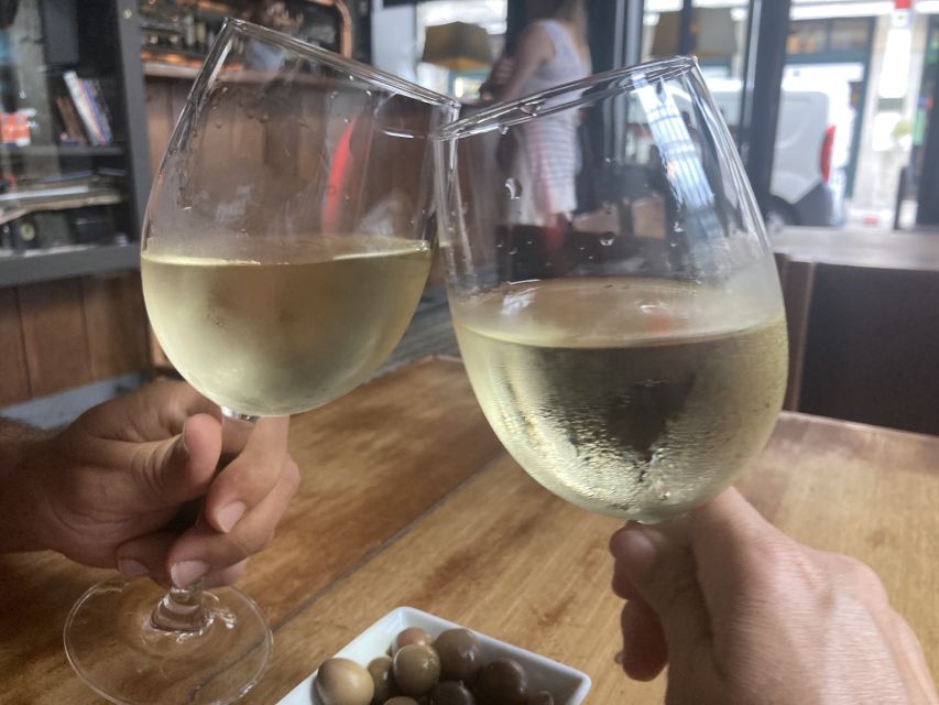 Port wine & wine walking tour with culture - max 8 pax - Stop in Porto: green wine at a local tavern and why that pairing makes sense