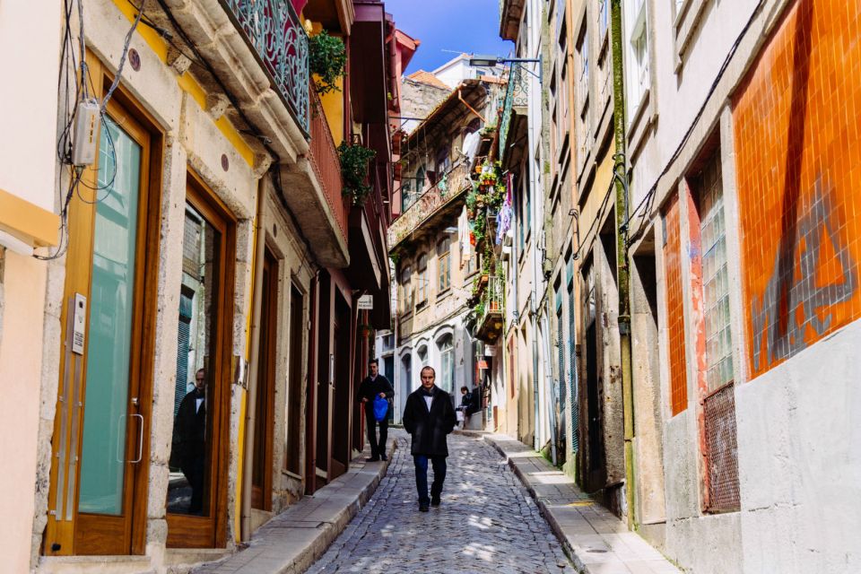Porto: 2.5-Hour Private City Tour Off the Beaten Track - Rua das Flores: street energy you understand after a quick explanation
