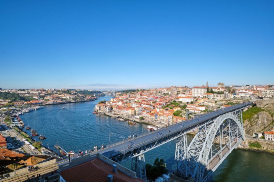 Porto: Bicycle Rental - Comfort and Gear: Helmet, Lock, and Real-World Breaks