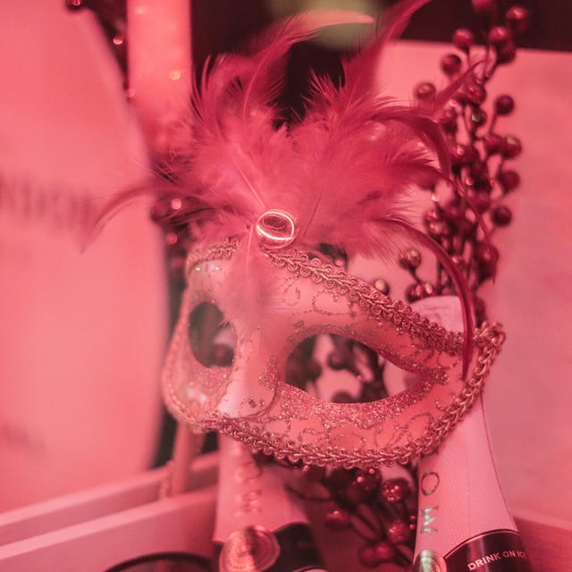 Porto: Cabaret & Pole Shows, with a Welcome Drink! - The show: cabaret and pole, with a VIP viewing setup