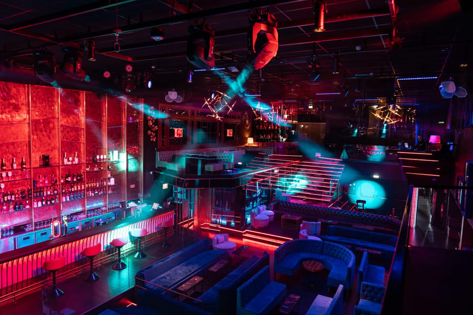 Porto: Cabaret & Pole Shows, with a Welcome Drink! - What the night typically looks like (and what’s actually included)