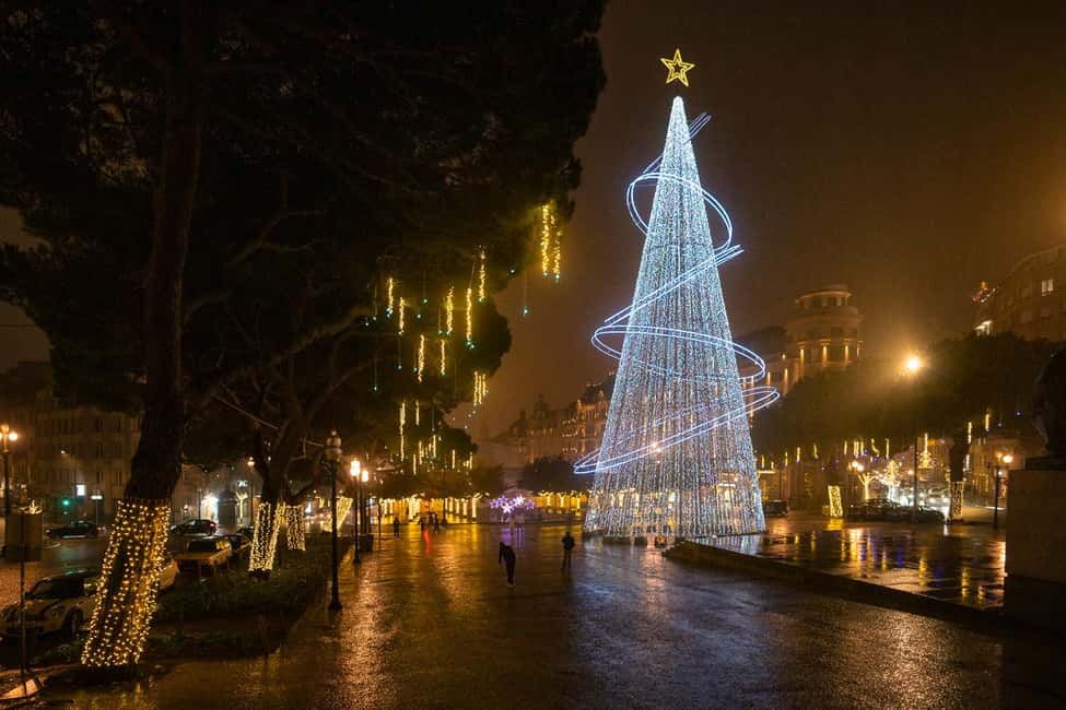 Porto: Christmas Lights Flexible Walking Tour - The Route Starts Right: São Bento Station and Its Azulejos