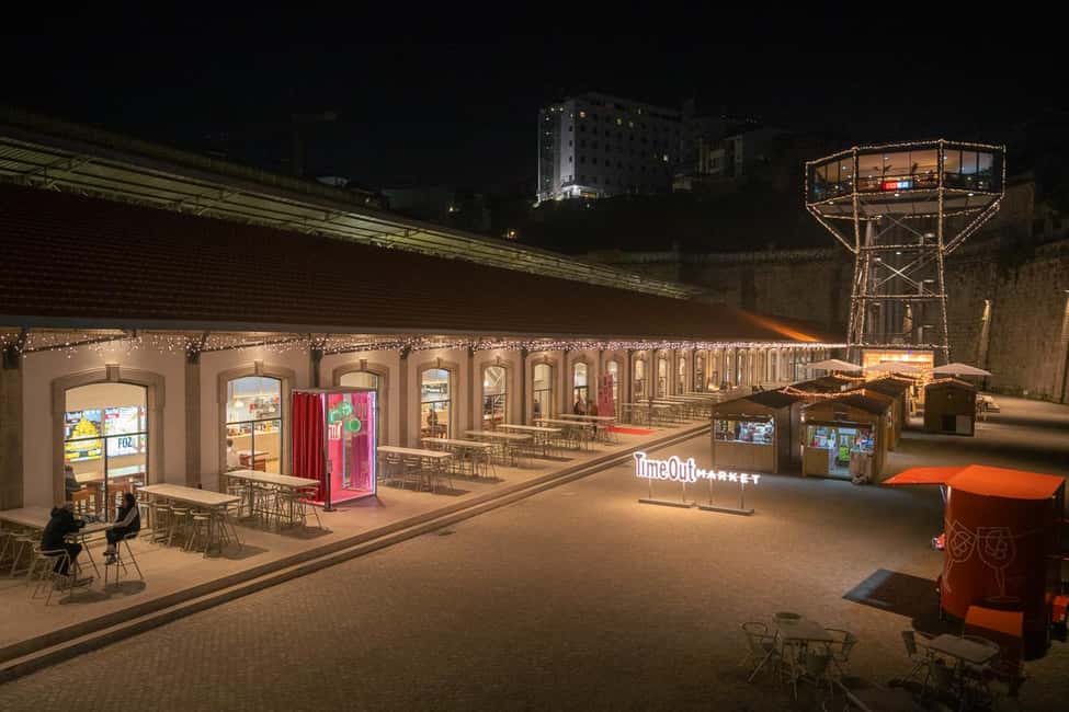 Porto: Christmas Lights Flexible Walking Tour - Jardim da Cordoaria Christmas Market: Holiday Energy Without the Rush