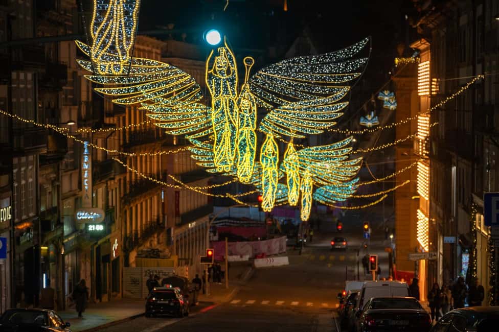 Porto: Christmas Lights Flexible Walking Tour - Avenida dos Aliados: Porto’s 30-Meter Christmas Tree