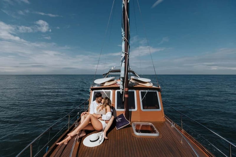 Porto: Douro Classic Boat Tour - What you get on board: welcome drink, certified crew, and insurance