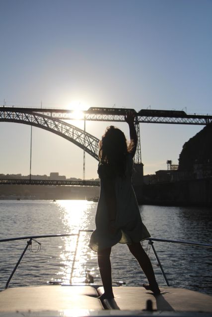 Porto - Douro Cruise with Port wine and snacks - Languages and Onboard Comfort: What to Expect