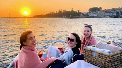 Porto: Douro private cruiser (only for you)6 bridges/sunset - Meeting at Cais do Ouro, then settling in onboard
