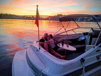 Porto: Douro River Boat Tour with Port Wine Tasting - Dom Luís Bridge stop: the 10-minute history lesson you’ll remember