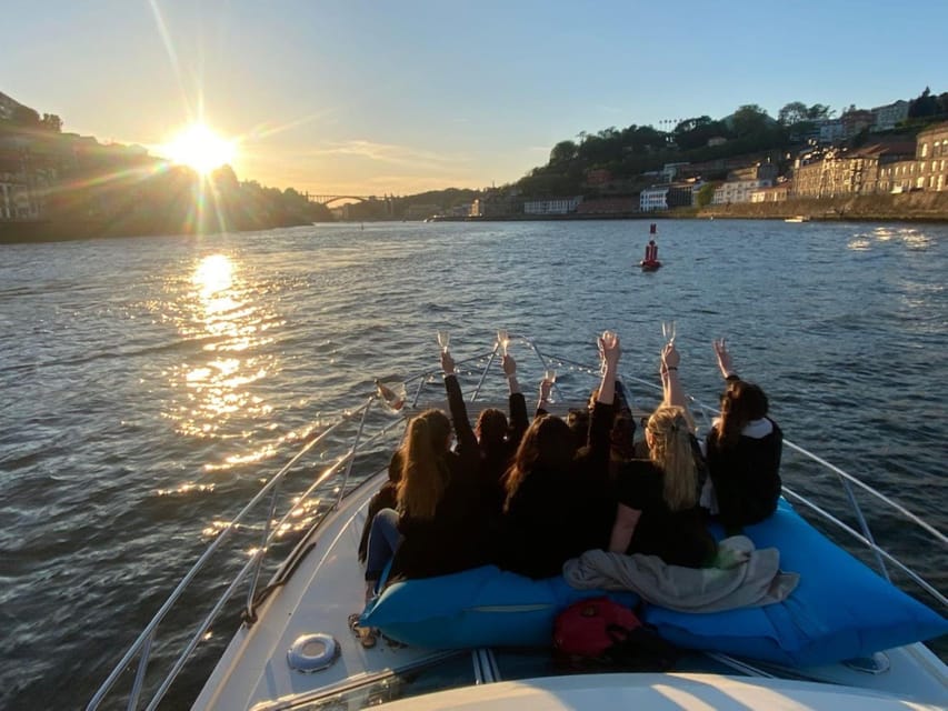 Porto: Douro River Cruise / Welcome Drink/with sunset option - Wine, crew, and small-group comfort