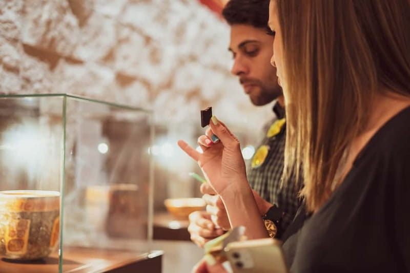 Porto: Entry Ticket at WOW The Chocolate Experience by 20|20 - Tasting Vinte Vinte and sampling raw cacao: how to make it worth it