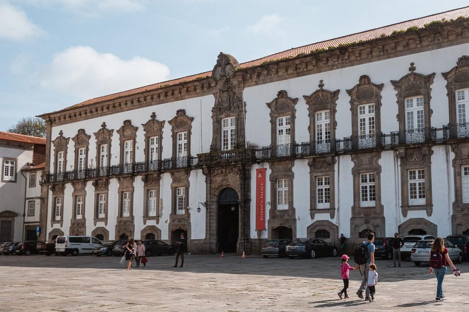 Porto: Flexible Walking Tour in Medieval Area - Sé Cathedral Square: the big stop with the right pacing