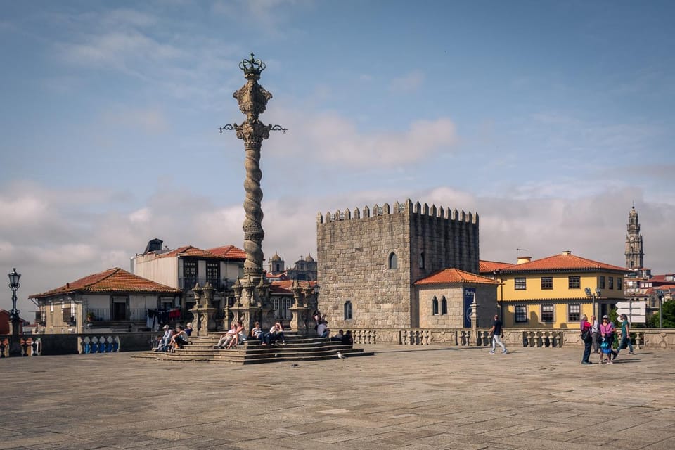 Porto: Flexible Walking Tour in Medieval Area - Praça da Ribeira to Bacalhoeiros Wall: start with riverside Porto