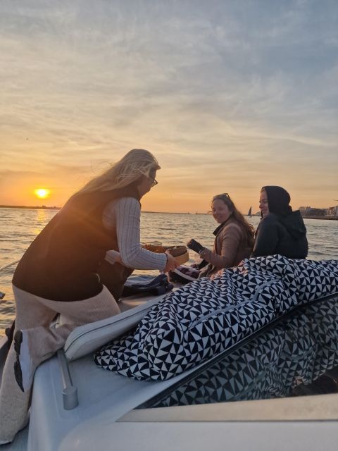 Porto: Guide Boat tour with tasting of 4 Port wines - Foz do Douro free time: a breather before you return