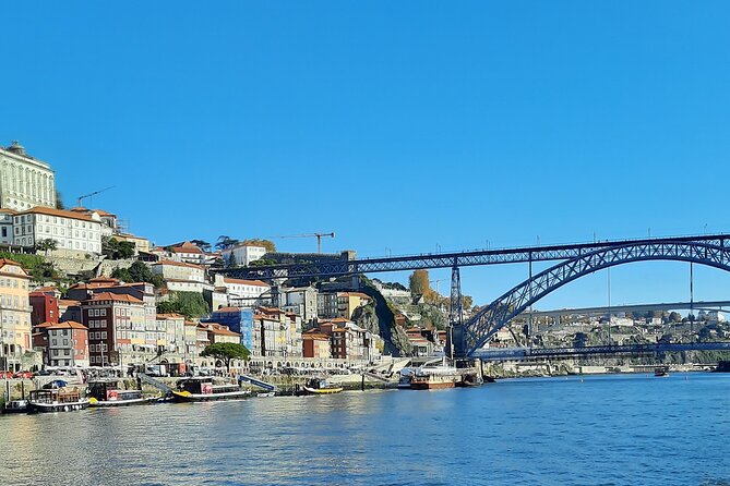 Porto Heritage Night Tour With Fado Show And Dinner Included - Guides and group dynamics: why the people part matters