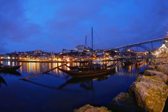 Porto Heritage Night Tour With Fado Show And Dinner Included - Praca da Ribeira dinner: the centerpiece of the evening