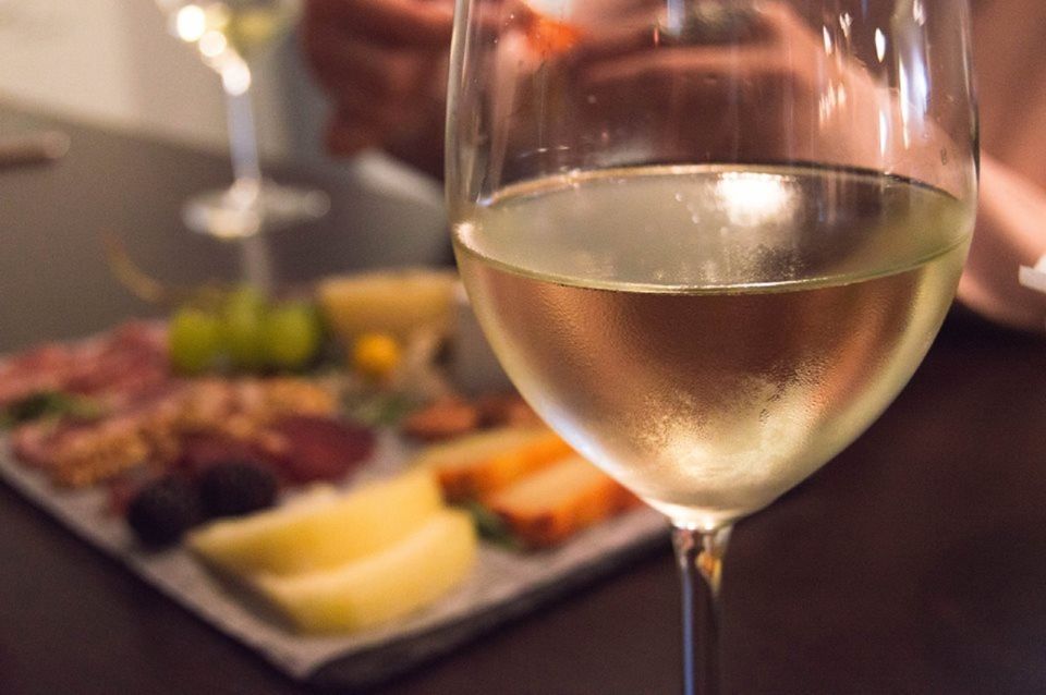 Porto: Private Guided Wine-Tasting Tour - Vinho Verde: tropical fruit aromas to cool down the day