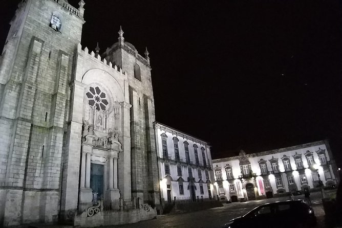Porto private night Tour, discover the most iconic attractions - Praça da Batalha and Teatro São João: history tied to the urban grid