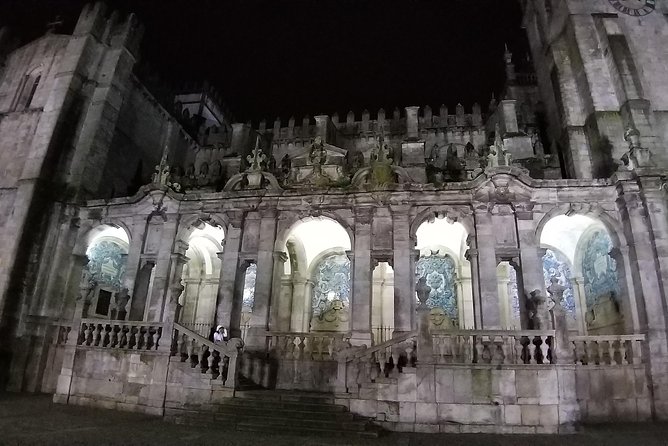 Porto private night Tour, discover the most iconic attractions - São Bento station tiles: the quickest way to fall in love with Porto