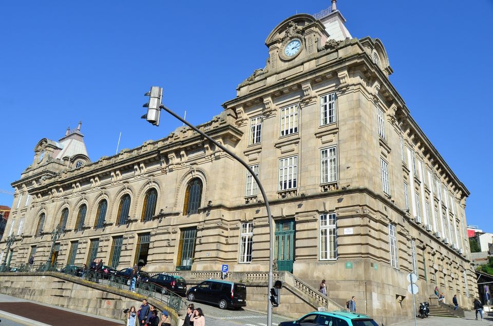 Porto Private Walking tour - Avenida dos Aliados, Santa Catarina, and Bolhão Market: the daily heartbeat