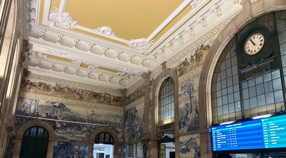 Porto Private Walking tour - Clérigos, Carmo Church, Praça dos Leões, and Lello Bookstore: famous faces with a reason