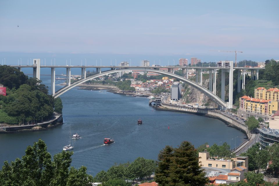 Porto: Self-Guided Bike and Boat Tour with Port Wine Tasting - Crossing to Gaia on two wheels over Dom Luís I Bridge