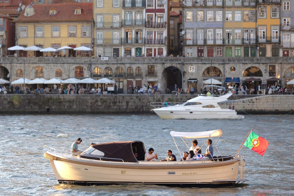 Porto: Six Bridges Douro River Cruise with Drinks - The boat and the onboard comfort you’ll actually care about