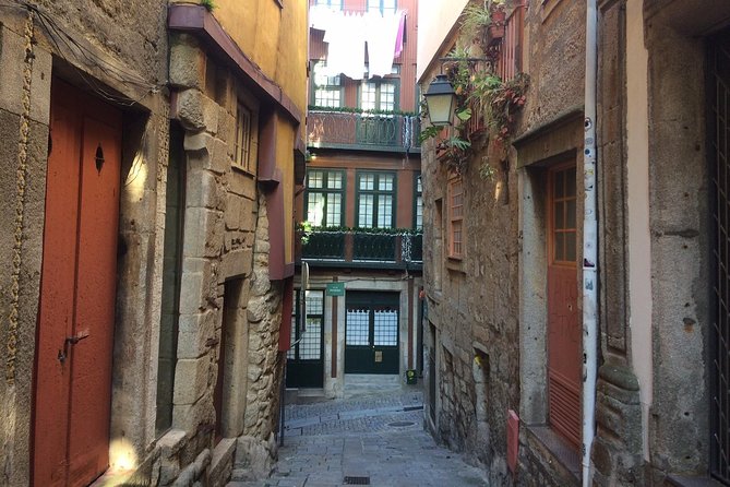 Porto Small Group Walking Tour with Lello Bookshop - What the guide actually adds (and why it shows up in the reviews)