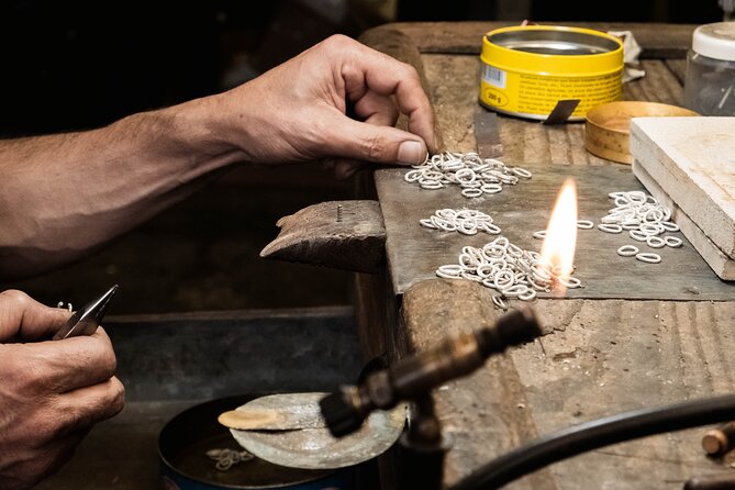 Porto: Tour to the world of silver in a century-old workshop - Showroom time: three rooms that feel like a house