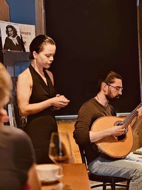 Porto: Traditional Fado Show with Welcome Drink - The one-hour concert: guitars, voices, and that close audience connection